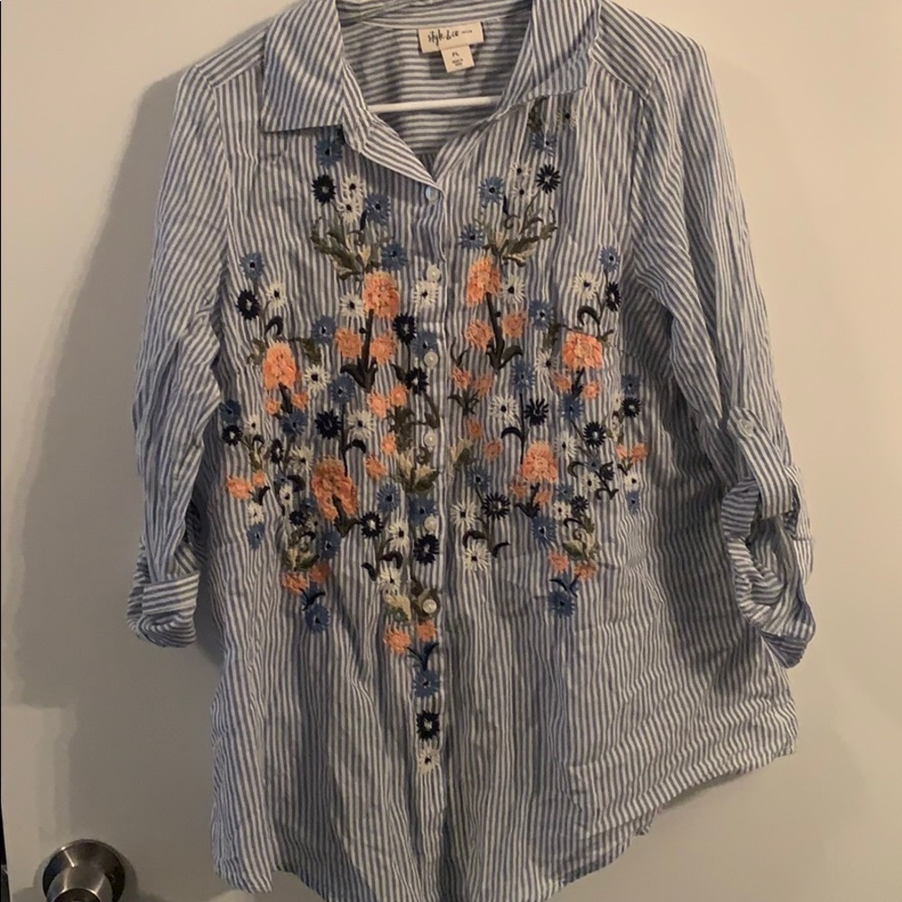 🟢 5/$20 Floral Striped Button Down Shirt